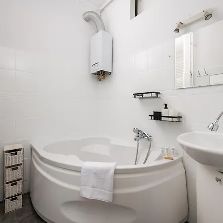 Apartment Metro Mlynow Comfort By Bookinghost